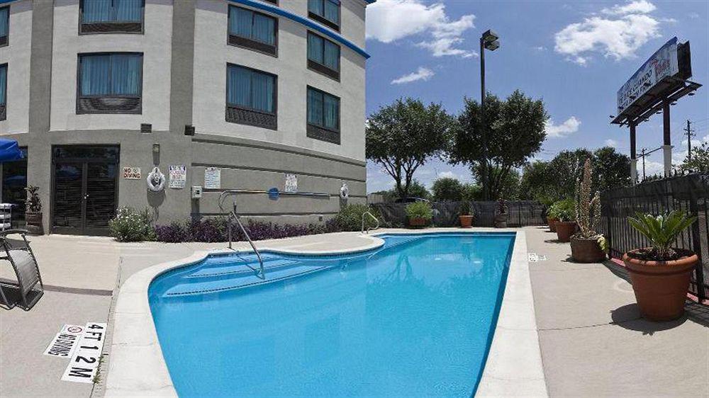Holiday Inn Express & Suites Austin North Central By Ihg Exterior photo