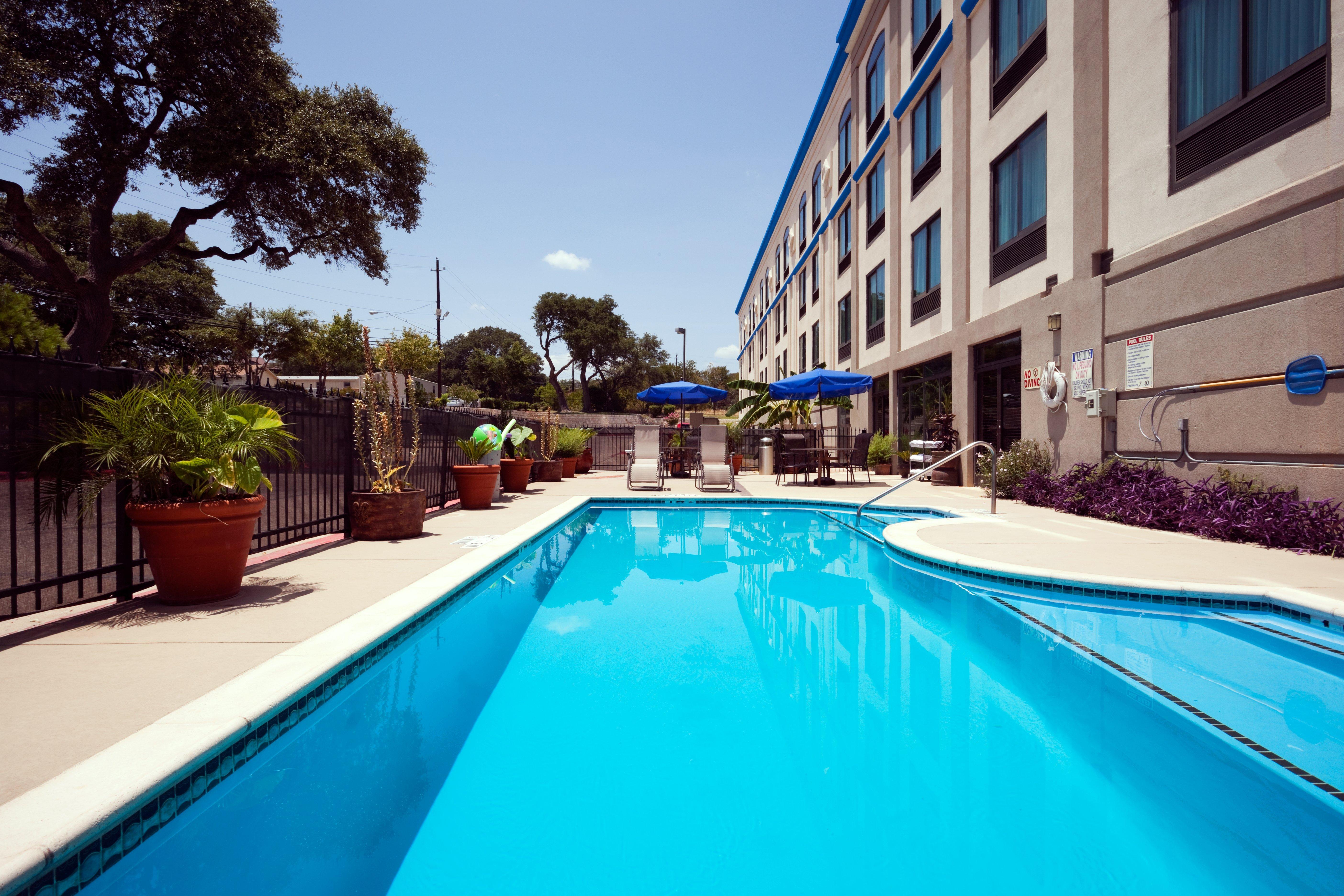 Holiday Inn Express & Suites Austin North Central By Ihg Exterior photo