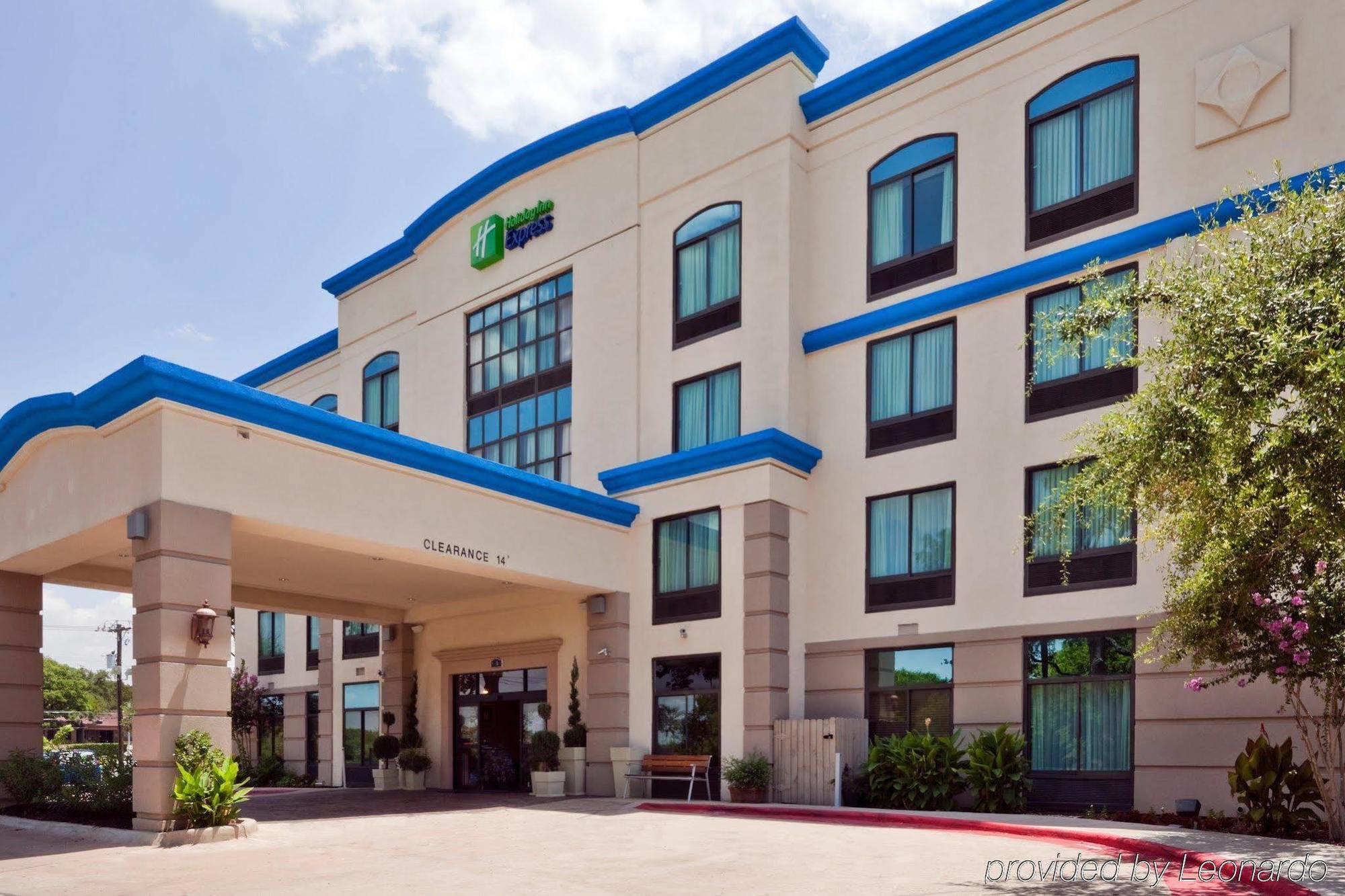 Holiday Inn Express & Suites Austin North Central By Ihg Exterior photo