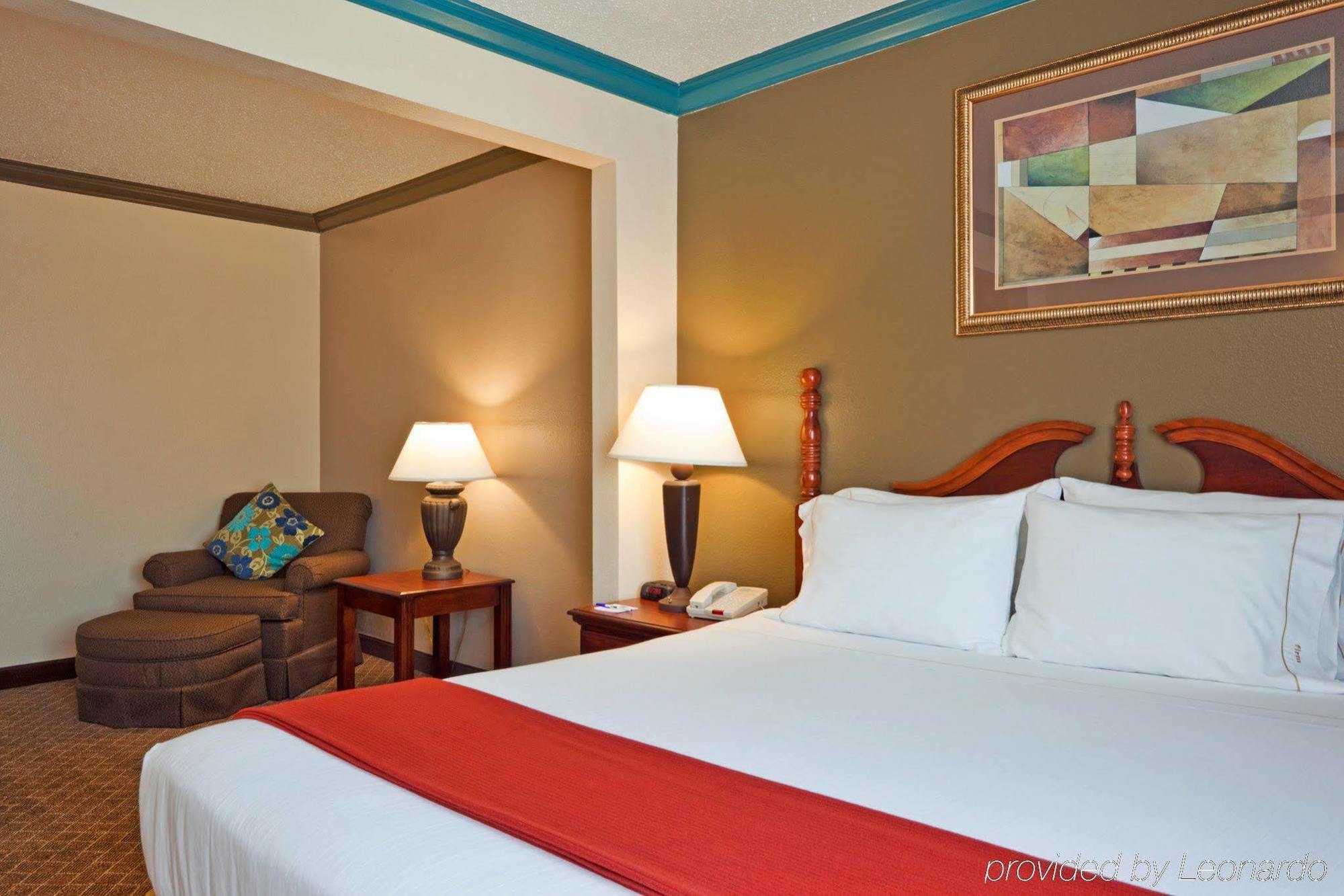 Holiday Inn Express & Suites Austin North Central By Ihg Exterior photo