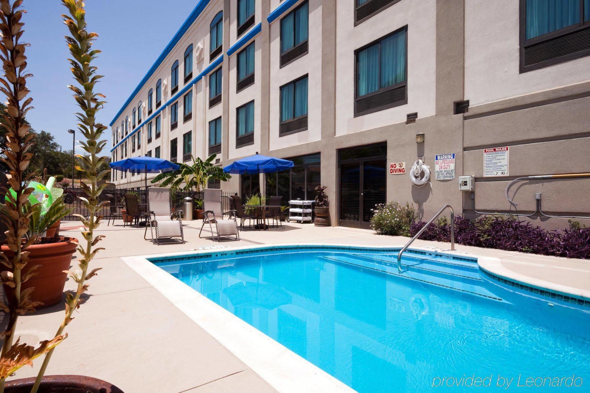 Holiday Inn Express & Suites Austin North Central By Ihg Exterior photo